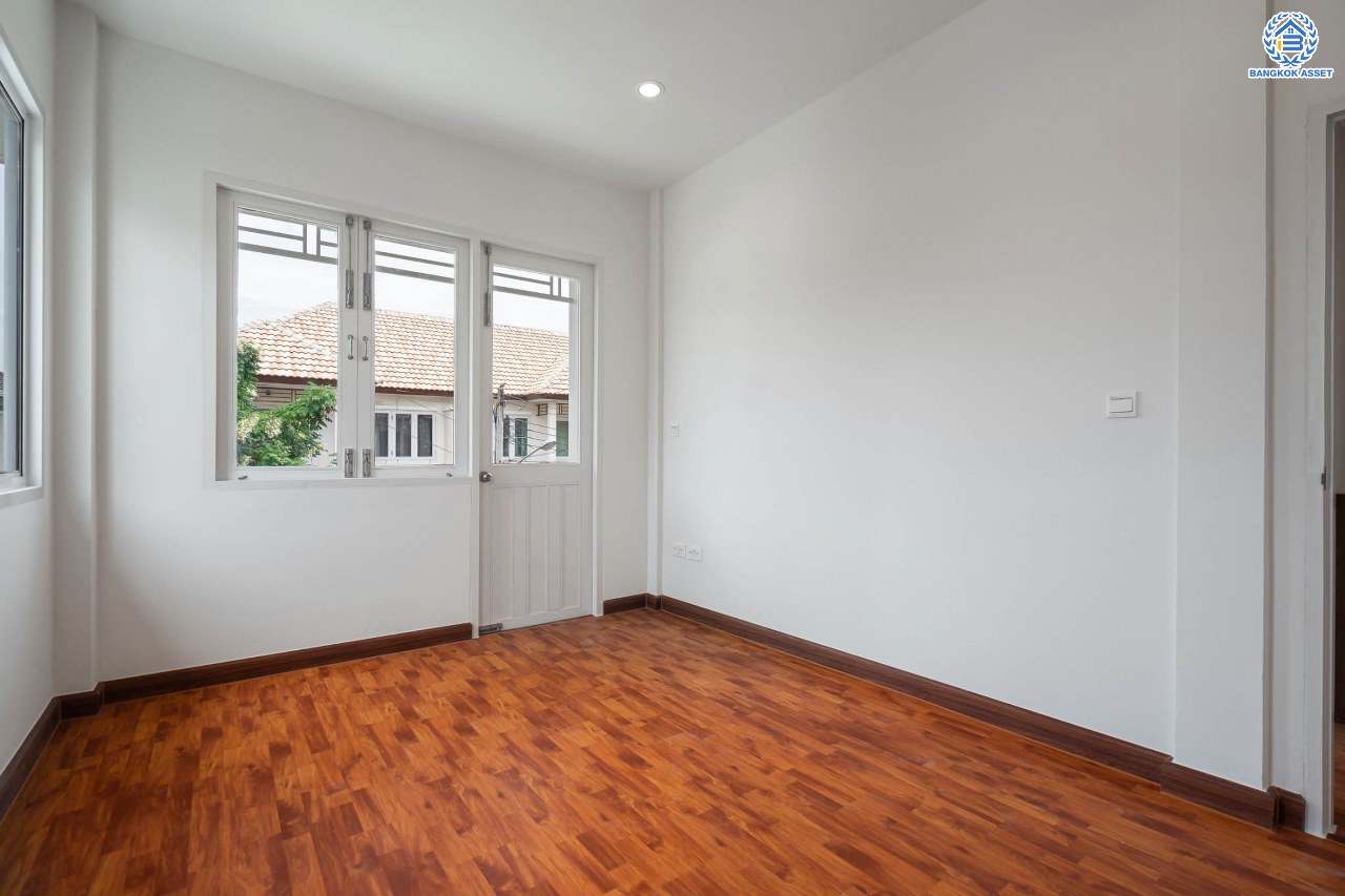 บ้านมือสองนนทบุรี ม.เอดรีม ราชพฤกษ์-ตลิ่งชัน หลังมุม เนื้อที่ 25.9 ตร.ว. ฟังก์ชันจัดเต็ม 3 ห้องนอน 2 ห้องน้ำ จอดรถได้ 1 คัน ตอบโจทย์ทุกการเข้าอยู่ รายล้อมด้วยสิ่งอำนวยความสะดวกมากมาย บนทำเลเดินทางสะดวก ใกล้ทางด่วน "ศรีรัช" และรถไฟฟ้าสายสีแดง "สถานีตลิ่งชัน"